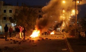 جرش .. اعمال شغب واغلاق طريق رئيس في بلدة ريمون بعد القبض على احد المطلوبين