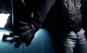 دقيقة رعب عاشتها سيدة اقتحم لص مركبتها في أبو نصير