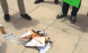 بالفيديو ...العشرات من طلاب العلوم الجنائية يحرقون شهاداتهم العلمية داخل حرم جامعة العلوم والتكنولوجيا