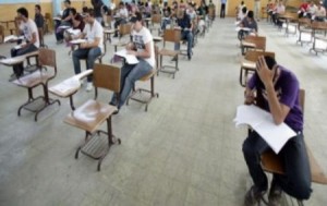 التربية توزع بطاقات الجلوس على طلبة التوجيهي