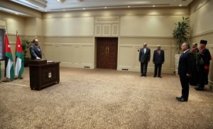 شاهد بالصور ..وزير الداخلية " سلامة حماد " والسفراء الفايز و عناب يؤدون اليمين أمام جلالة الملك