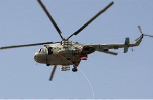 شاهد ...فيديو يظهر مروحية لنظام الأسد ترمي براميل متفجرة