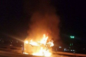 بالصورة...انفجار "بك اب" اثر حادث تدهور على الحزام الدائري.. وشبان ينقذون السائق من موت محقق