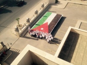 بالصور...العلم الأردني بـ 15 ألف قطعة حلوى بمناسبة عيد الاستقلال