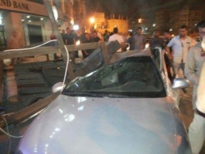 بالصور...سقوط "لوحة الكترونيه" على مركبة كادث أن تودي بحياة مواطن في الزرقاء