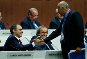 الرئيس الفلسطيني محمود عباس يطلب من الرجوب التحايل بعدما قام بتوبيخه !