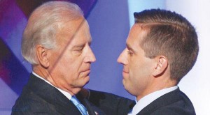 المصائب تنهال على البيت الأبيض: بايدن يفقد نجله.. وكيري تُكسر ساقه