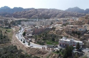 محتجون يغلقون طريقاً حيوياً في وادي موسى...والسبب؟!!