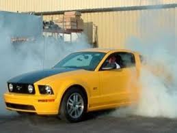 شاب يقتحم منزلاً أثناء "التفحيط" بسيارته ويهرب في الزرقاء والبحث جاري عنه