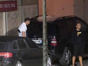 بالصور.. القبض على كريستيانو رونالدو متلبسا بالتبول في شوارع باريس!