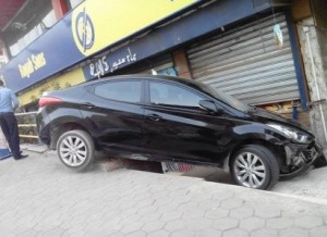 اخطأت في الغيار ... سيدة تقتحم محلاً في عمان بسيارتها