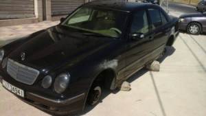 بالصور .."حرامية" شفا بدران يسرقون عجلات سيارة ويستبدلونهم باربعة حجارة..!