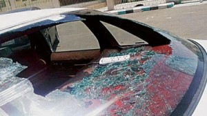 مواطن يتعرض للضرب بالهروات وتحطيم مركبته بالكامل من قبل مجهولين في صويلح