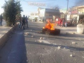 بالصور.. شغب في اربد وإغلاق شارع بالإطارات احتجاجا على قيام الشرطة باعتقال 6 اشخاص