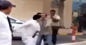 بالصور .. شاب يغلق جسر "الحرمين" بسيارته وينهال بالضرب على آخر