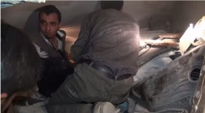 فيديو مؤثر .. أب سوري يتحدث مع ابنته العالقة تحت الأنقاض