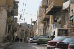 فتاة عشرينية تسعد بعض من اهالي حي المصاروة في جبل عمان