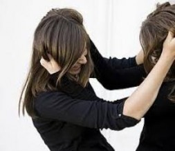 شتائم وألفاظ نابية بمشاجرة عنيفة بين 3 فتيات في مجمع رغدان