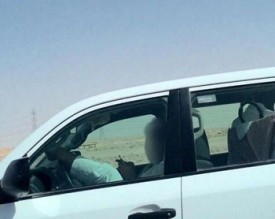 العريفي يصور شاباً يقود سيارته برجليه وسرعته 140 كم.. ويدعو له: الله يهديه