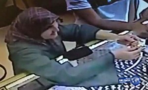 لن تصدق بالفيديو... فتاة تستخدم أكمامها في عملية سرقة ذهب احترافية!!