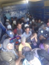 بالصور...شاهد ماذا تحمل سيارة شحن في صندوقها