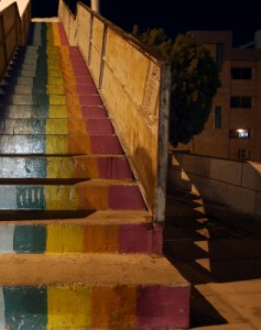 بالصور .. جدل حول ألوان قوس قزح التي ترمز للمثليين ووجدت على جسر للمشاة في عمّان .. والأمانة ترد