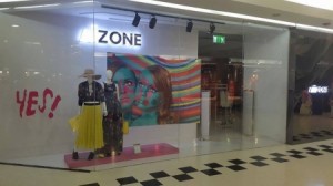 بالصورة...اعلان للشواذ في احدى المحال التجارية في أكبر وأشهر مول بعمان!!