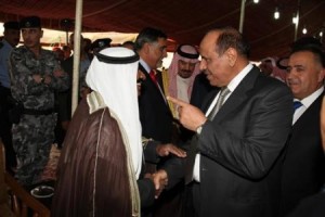 بالصور... المطلوب الأخير في معان يسلم نفسه لوزير الداخلية