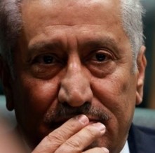 وزير ينتهك حرمة الشهر الفضيل ويفطر في مكتبه .. فما هي ردة فعل النسور ؟؟!!