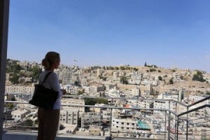 السفيرة الأمريكية وجدلية النـــشاط والحـــركة فـــي الأردن