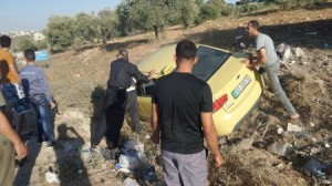 بالصور..انحراق سيارة " تكسي" عن مسارها نتيجة السرعة الزائدة في محافظة اربد