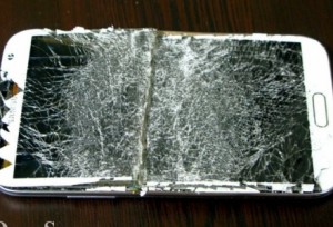 مواطن ثلاثيني يثور غضباً ويحطم هاتف زوجته وسط صويلح .. والمفاجأة في ردة فعلها !!