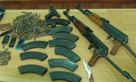 الأجهزة الأمنية تضبط مركبة محملة بالأسلحة الرشاشة متجهة نحو سوريا