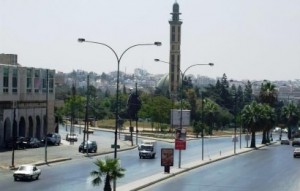 طالبة توجيهي لم يحالفها الحظ كادت ان تتسبب بكارثة في شارع الجامعة .. شاهد التفاصيل !!