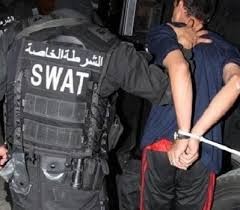 شاهد بالفيديو ...قوة امنية تغلق طريق المطار وتلقي القبض على سائق كان يطلق النار بالهواء