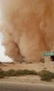 بالصور .. عواصف رملية عملاقة وغير مسبوقة على الطريق الصحراوي وتحذير لمواطنيين غادروا المكان بسرعة