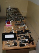 القبض على 9 اشخاص سرقوا 84 منزلا في عمان .. صور