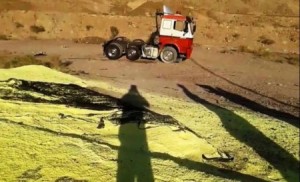 بالصور...تدهور شاحنة محلمة بمادة الكبريت في العقبة