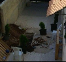 بالصورة ...القبر الذي حفرته السيدة لزوجها بعد أن قتلته رمياً بالرصاص في ابو علندا!