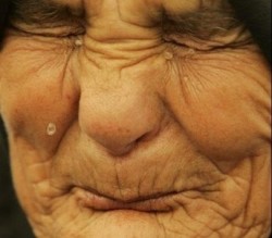 "احرقوها اعدموها ارموها عالطريق،،شو ما بدكم اعملوا فيها"...5 أبناء تنكروا لأمهم في الزرقاء!!!