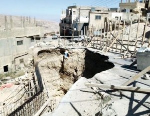 بالصورة .. حالة من الخوف بين المواطنين اثر نهيار طريق رئيسي وسط الطفيلة