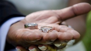 خطبة فتاة لرجل يكبرها بـ 61 عاماً.. والصدفة تحبط الزيجة الغريبة