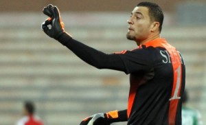 "عامر شفيع" يضرب ويحطم مركبة احد الأشخاص دفاعاً عن زملائه !!