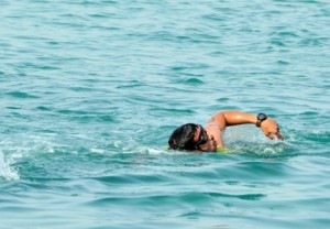 لاجئ سوري سبح 6 ساعات ليصل من تركيا الى اليونان