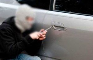 كمين لـ" شرطة جنوب عمان" يوقع بلصين امتهنوا سرقة المركبات وبيعها قطع