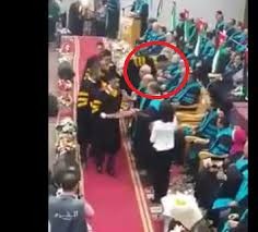 إلغاء قرار منح "البكالوريوس" لطالب "بصق" على مدرسه