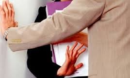 الحبس عامين لمدرس تحرش بطالبته في الزرقاء