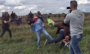 صحفية مجرية في تصرف غير أخلاقي مع لاجئين .. فيديو