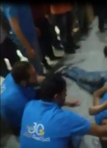 بالفيديو والصور ...إصابة (4) اشخاص اثر سقوط كتل اسمنتية عن الطابق الرابع في شارع المدينة المنورة