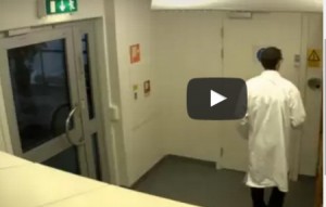 بالفيديو .. أصدقاء ينفذون مقلبا قاسيا بصديقهم .. شاهد ماذا فعلوا به !!!!!